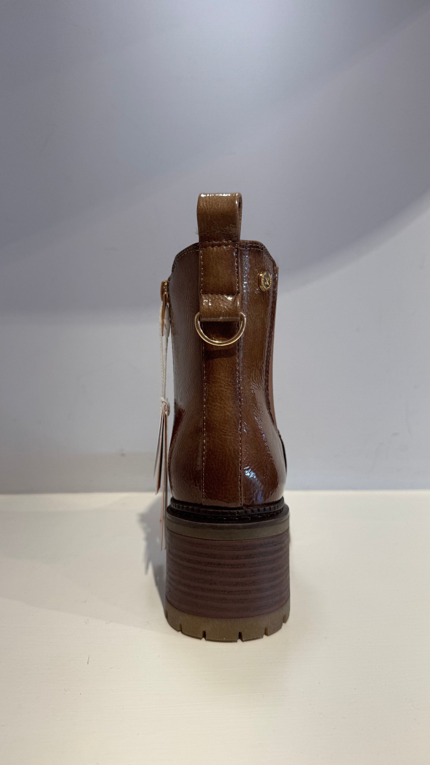 Stivale basso similpelle lucida