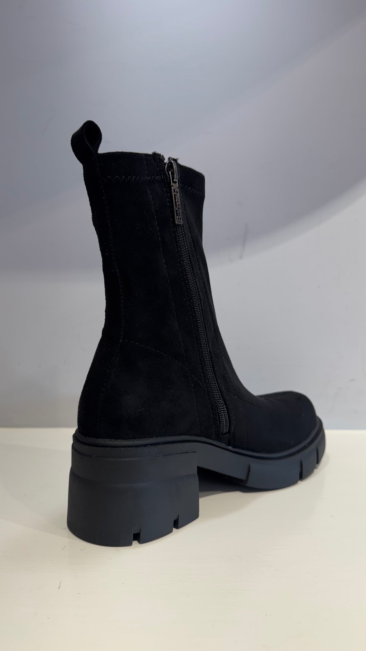 Anfibio di camoscio color nero