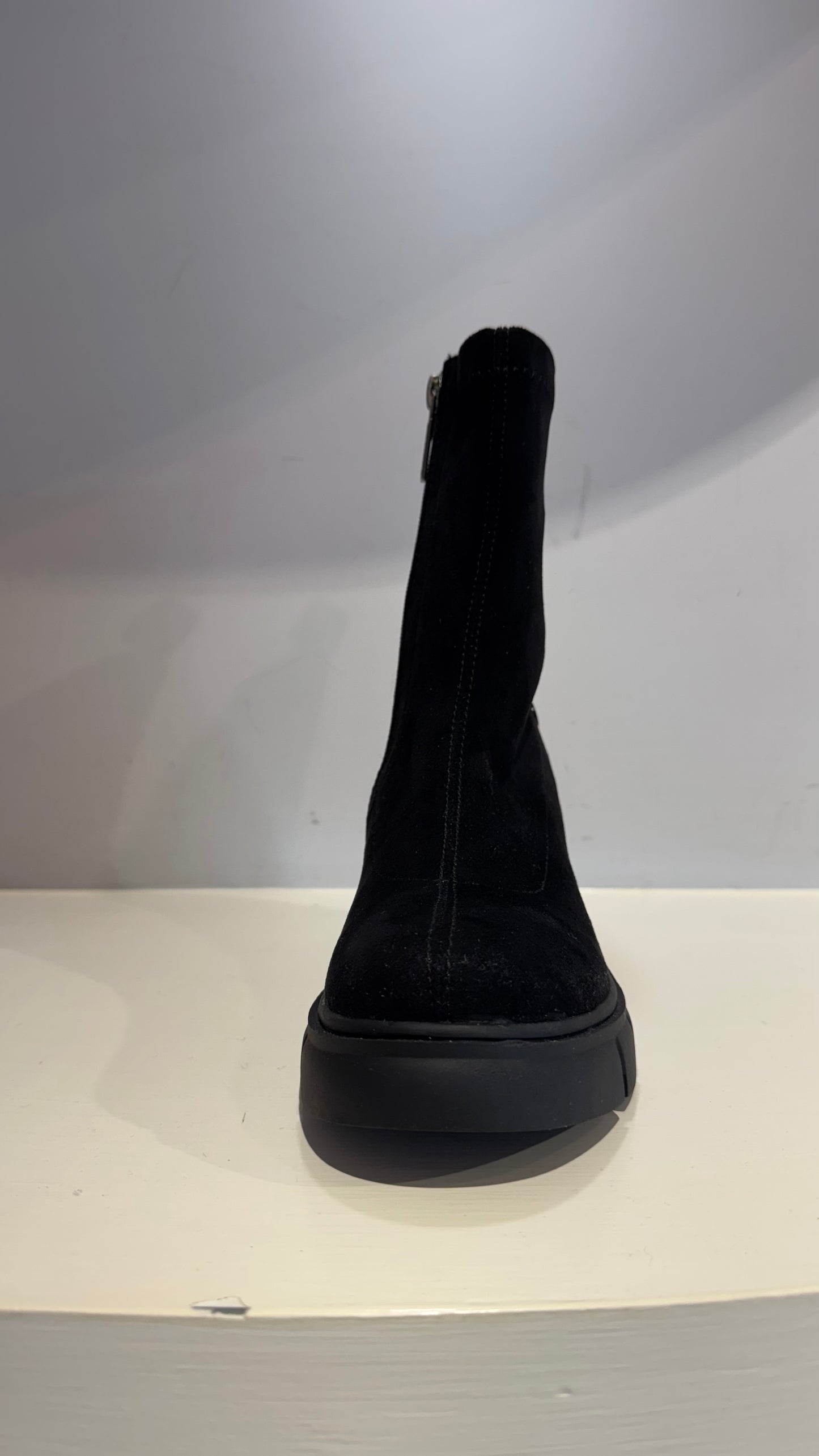 Anfibio di camoscio color nero