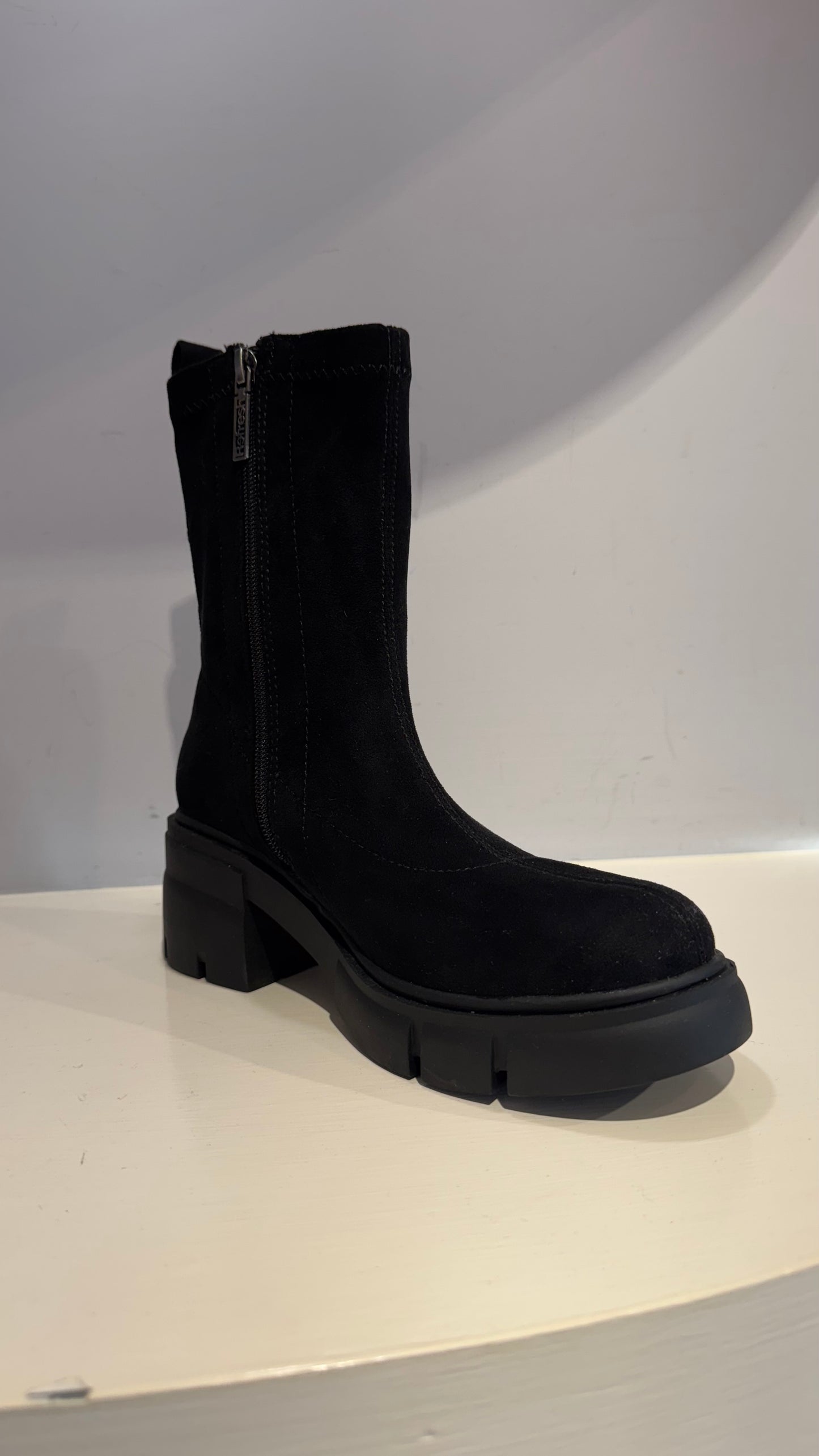 Anfibio di camoscio color nero