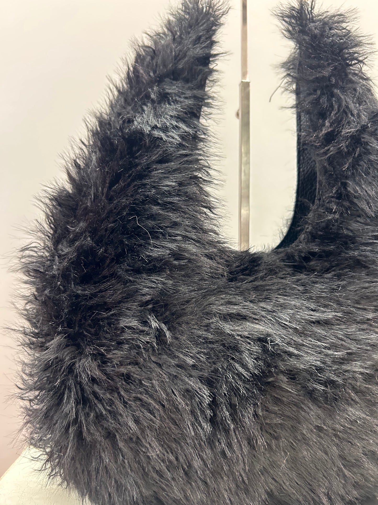 Borsa da spalla Nera con pelo